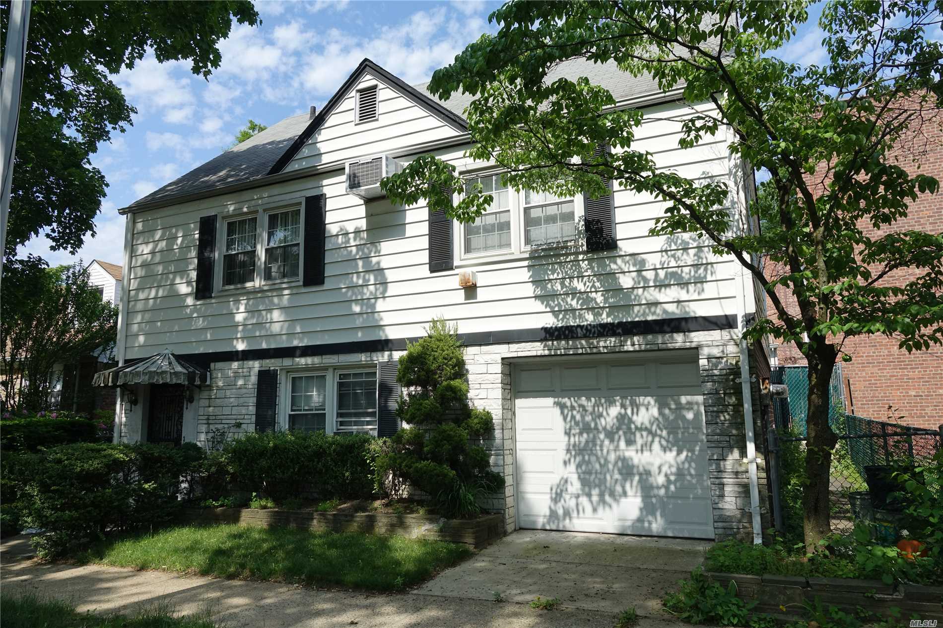 Spacious Beautiful Style House, R3-2 Zoning, Bus Q17 And Q46. Express Bus Qm5, Qm6, Qm1 To Manhattan.