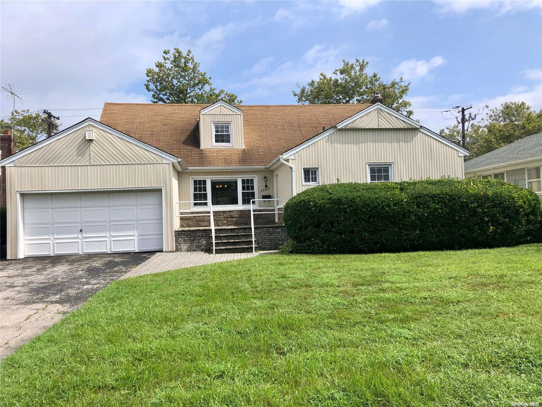 Single Family in Hewlett - Fenimore  Nassau, NY 11557