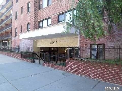 Prime Location, Studio Coop Located At Downtown Flushing, Convenient To #7 Subway, LIRR, School, Supermarket, Restaurant & Much More. Low Maintenance Fee Include Gas & Heat.