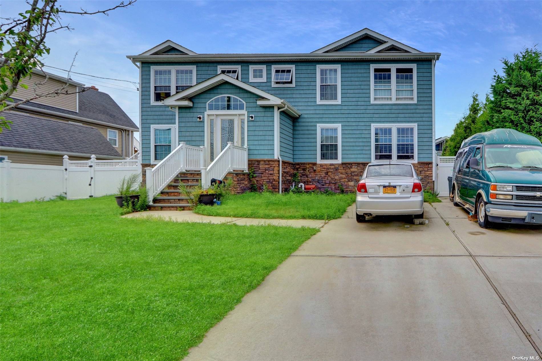 Single Family in West Islip - Bay  Suffolk, NY 11795