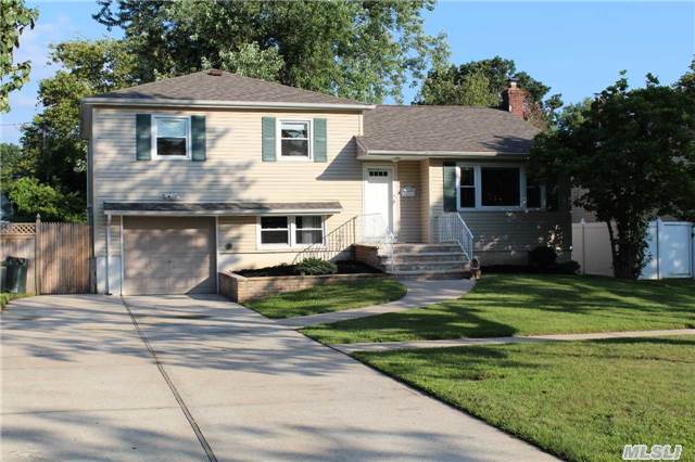 Great Split Level House In The Lennox Hill Section Of Farmingdale. New Roof. Vinyl Siding. Updated Bathrooms And Kitchen. Hardwood Floors. 200 Amps Electric Service. 6 Car Driveway. Mother/Daughter Setup With Proper Permits. Close To Shopping And Transportation. Call To See Today!