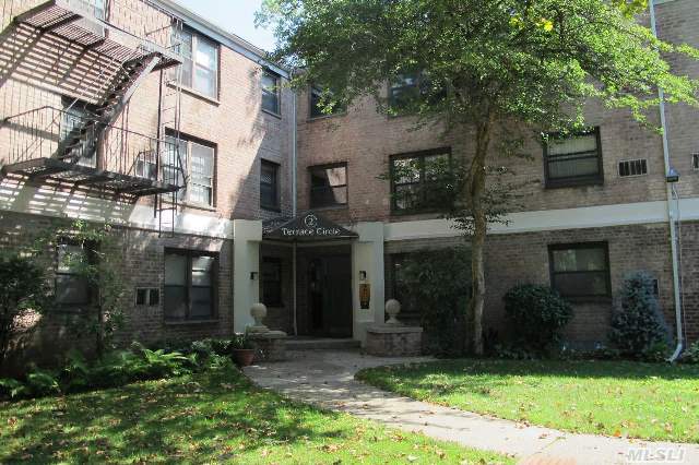 1st Floor 2 Bedroom On A Desirable Location. Enjoy Private Olympic Size Pool, Basket Ball & Volley Ball Courts & Playground. Spacious Entry Foyer, Lr/Dr, 2 Bedrooms & Full Bath. Minutes To Lirr & Shopping. 1 Parking Spot Included! Pet Friendly!!