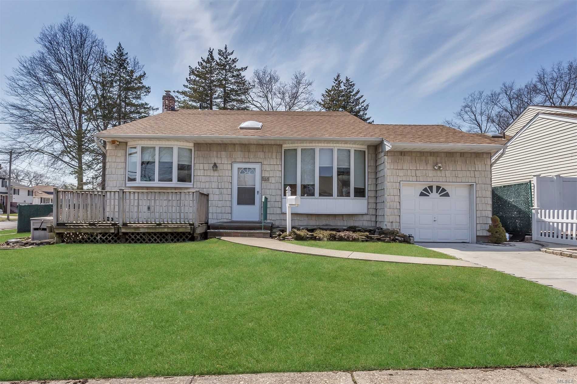 Move-In Cond 5 Bdrm 2 Bath Updated Front To Back Split W/Full Basement! 5 Bdrm 2 Bath, Oak/Corian Eik, Fdr, Vaulted Lr, Hardwood Floors, 200 Amp, Cac, Gas Cooking And Heat, Igs, Whole House Water Filtration System. 1 Car Garage, Won&rsquo;t Last!!