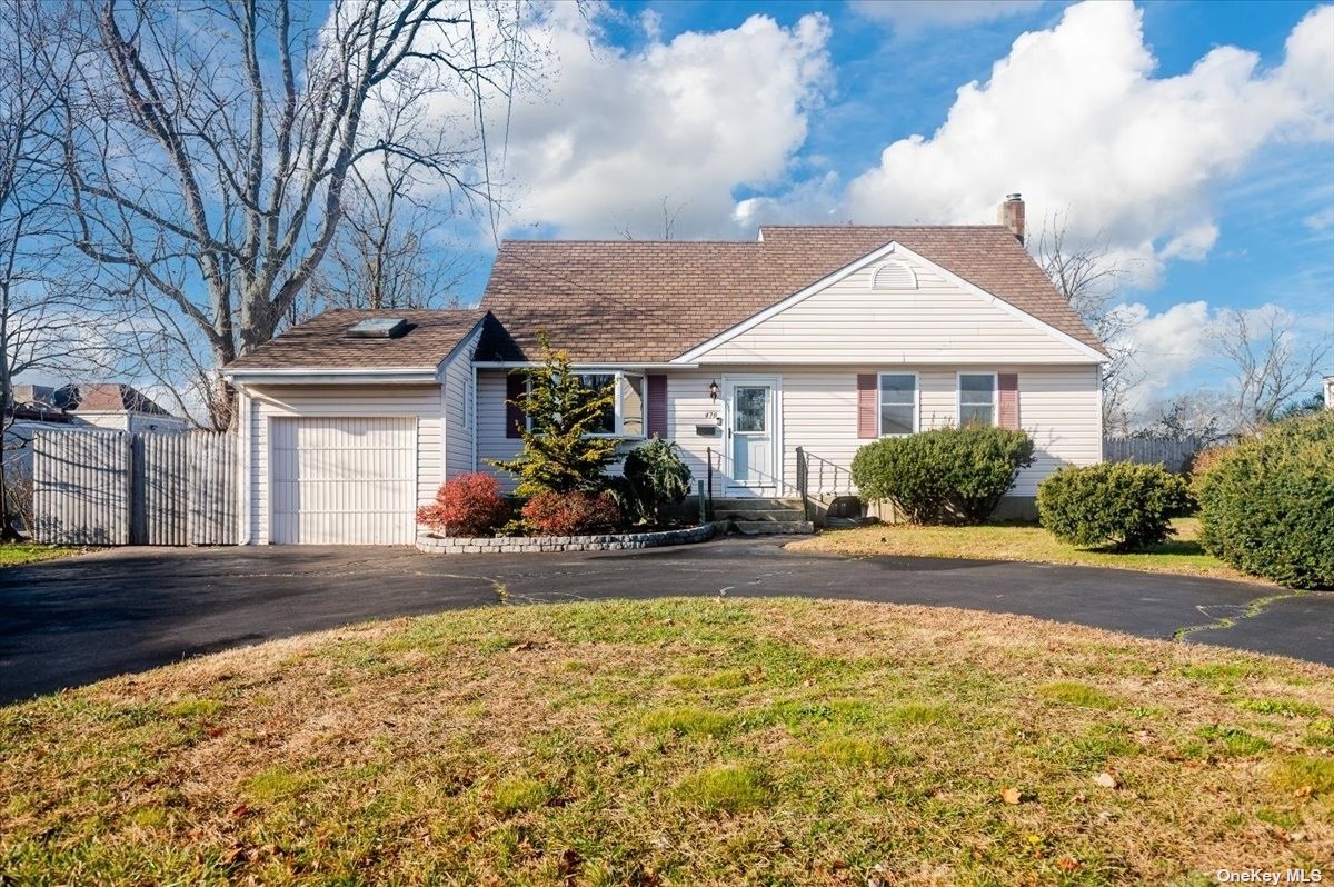 Single Family in West Islip - Keith  Suffolk, NY 11795