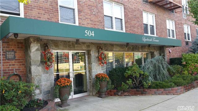 Bright And Sunny Corner Unit, Spacious Rooms, Galley Kitchen With Dining Area, King Size Bedroom, Plenty Of Closets, Full Bath, Secure Elevated Building. Patio With Bbq, Bike Room. In Heart Of Lynbrook, Easy Commuter Location, Convenient To All!