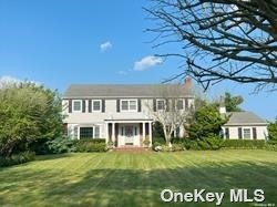 Single Family in West Islip - Wampum Lane  Suffolk, NY 11795