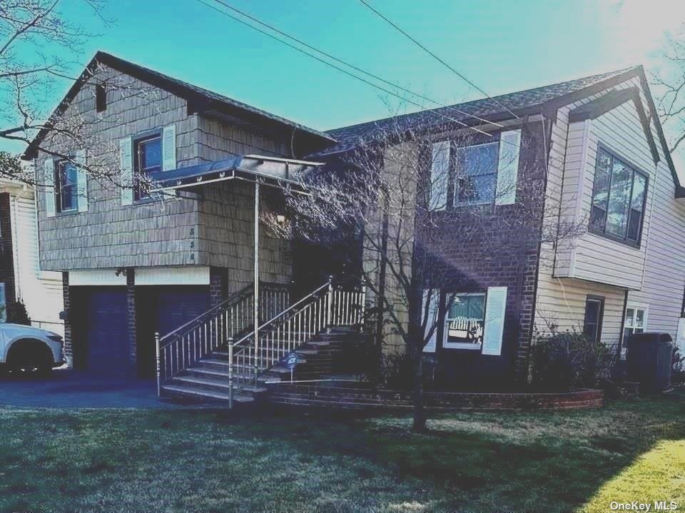 Single Family in Oceanside - Foxhurst  Nassau, NY 11572