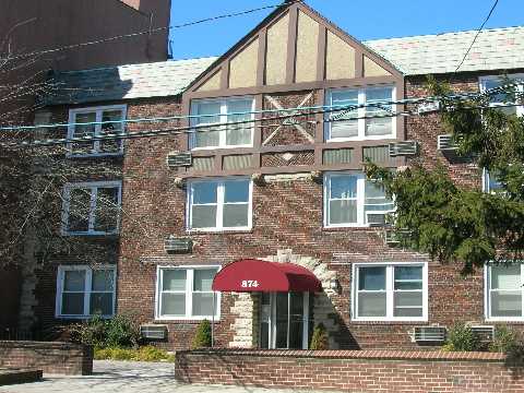 X-Large 1 Bedroom Apt On 2nd Floor. Lr/Dr, Large Master Bedroom, Laundry Room In Bsmt, Eik With Updated Appliances.