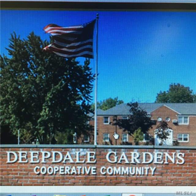 Spacious 2-3 Bedroom Unit In Deepdale Gardens, Close To All, Needs Tlc, Maintenance Includes Utilites And 24 Hr Security, School District 26, Plenty Of Parking