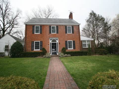 Beacon Hill Classic Brick Colonial, 3 Br's, 3.5 Baths. Bonus Area In Attic W/Bath. New Kitchen W/Eat-In Room, Fdr, Lr W/Fpl. Den, Mbr/Master Bath. 2 Br's, 1 Bath. Full Finished Basement W/Laundry.Tennis, Beach & Mooring Rights. Walk To Lirr And Schools.