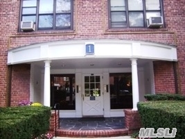 Renovated Sunny Apartment. Feat Lr, Dr, Nice Mstr Br, Lots Of Closets, Wood Floors Throughout. Best Location In The Heart Of Town. Saddle Rock Elementary, South Middle & High Schools Near Lirr, Parks, Shopping And Much More!