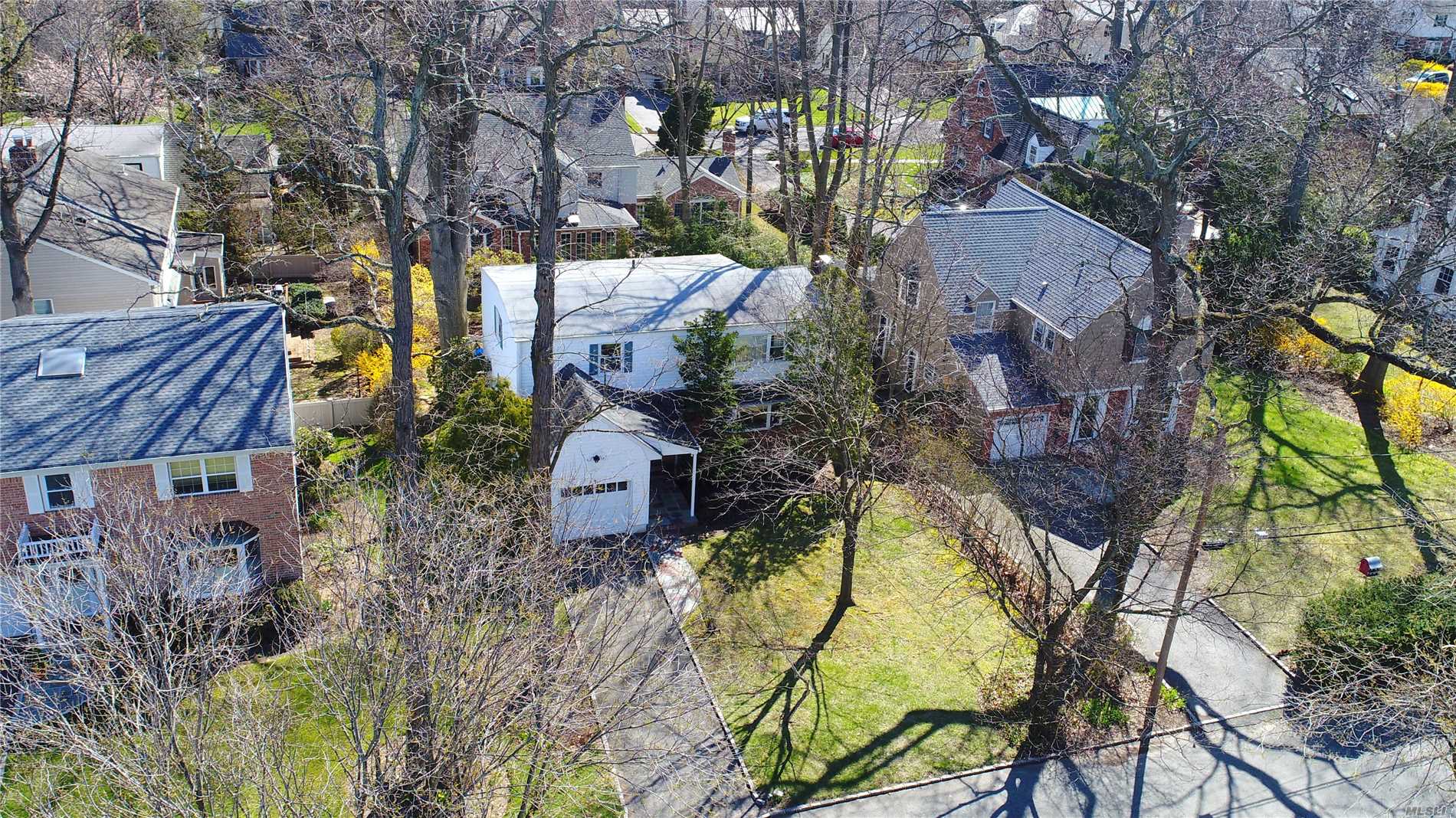 Side Entry Hall Colonial, 4 Bedrooms, 3 Full Baths. Merriman Park Right Across The Street. Beach And Mooring Rights.Great Location. Close To Town And Lirr. House Needs Updating.