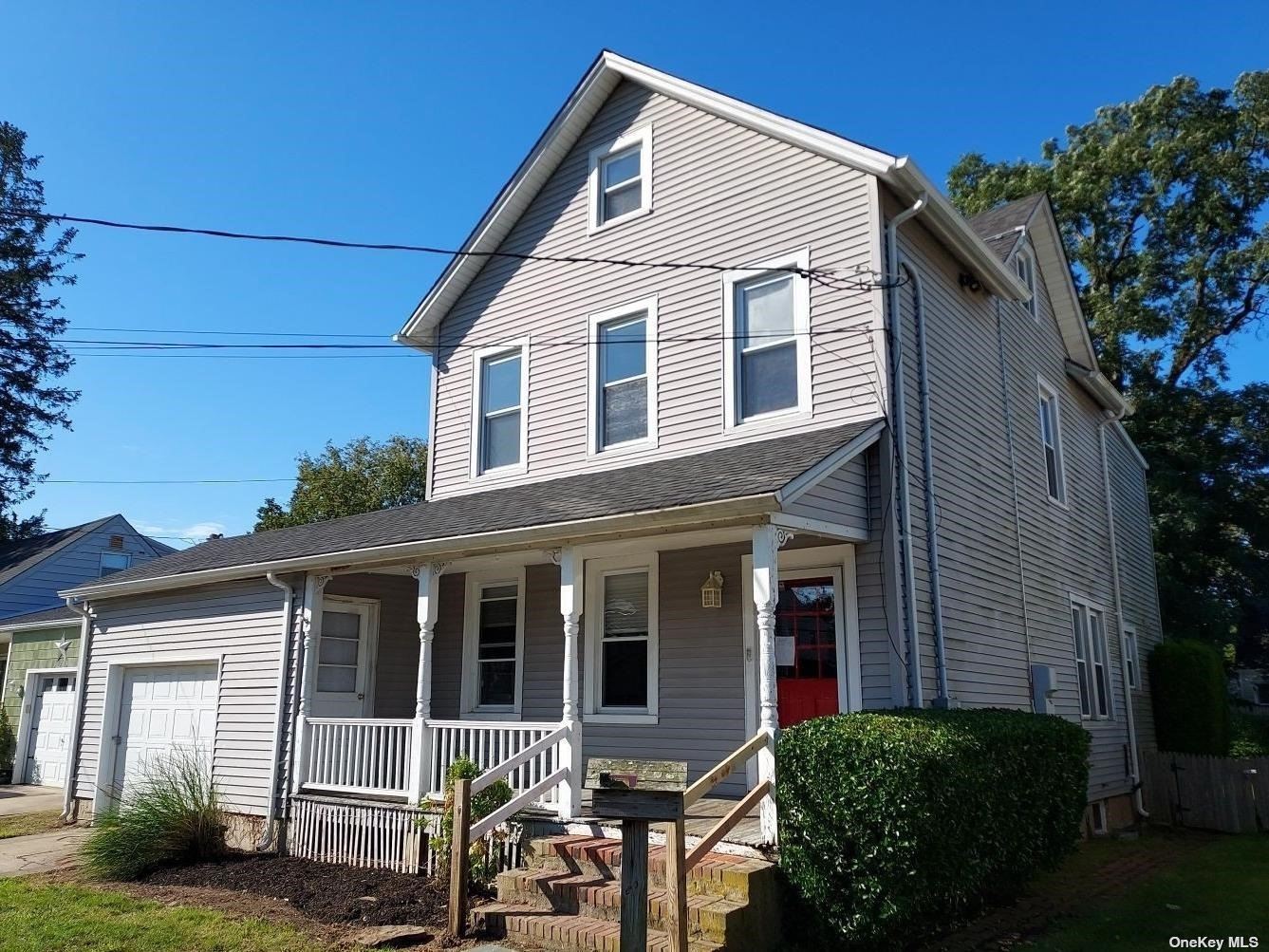 Single Family in Lindenhurst - 6th  Suffolk, NY 11757