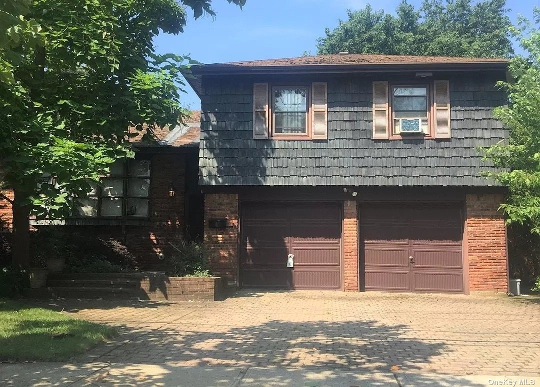 Single Family in North Woodmere - Hewlett  Nassau, NY 11581