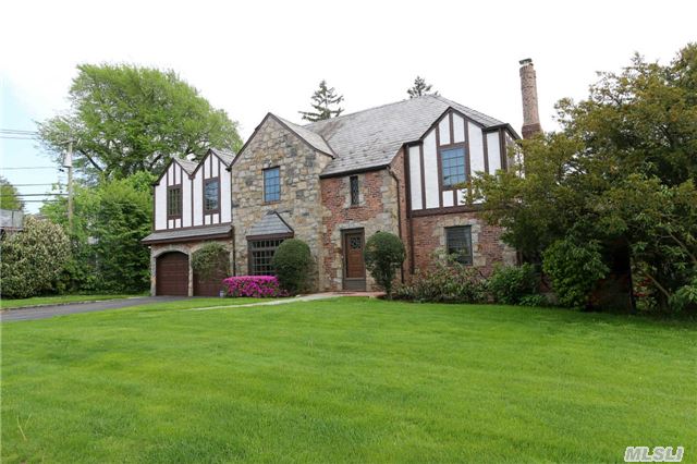 Comp Ren Fldstn/Brk Eng Tudor/Slate Roof. Open Flr Plan W/Lg Fam Rm W/Fp, Gourmet Eik W/Top-Of-The-Line Appls & Lg Cntr Isle. Eleg Flrw/Fp, Cozy Sun-Rm W/Brk Fp & Fdr W/Arched Entry. Sep Guest/Office Wing Perfect For Mom&Dad Incl 2nd Fam Rm W/French Drs To Private Backyd. Mbr Ste W/French Drs To Sunny Mbth 4 Add'l Fam Brs, 2 Fbths Complete 2nd Flr.Bluestne Patio W/Brk Bbq