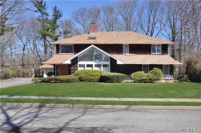 Country Club! Move Right Into This Architecturally Exciting 8 Room, 5 Bedroom, 3 Bath Expanded Ranch With Open Airy Floor Plan And Contemporary Flair. Complete With Hardwood Floors, 2 Wood-Burning Fireplaces, Master On Main Living Level, Bright And Sunny Eat-In-Kitchen. Renowned East Williston School District.