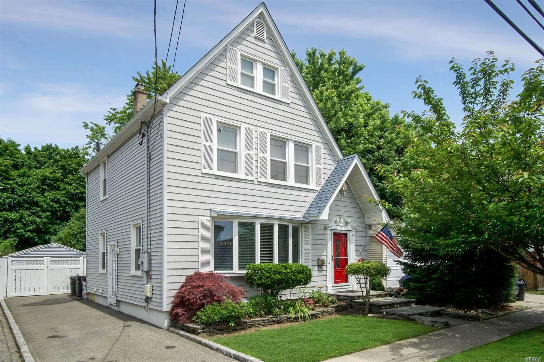 Diamond Condition Colonial. Mineola School District, Extra Large Property 40X156. Gas Fire Place, Gas Hot Water, Gas Dryer, 3 Zone Central Ac, Family Room With Gas Fireplace Sliders Out To Yard To Deck. Close To All, Near Lirr, Near Shopping, Bus Station And Schools. A Must See!!!