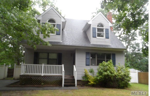 Large Cape With 6 Rooms 3 Bedrooms And 2 Bath. Rear Deck To Yard. Close To Shopping, Transportation And Major Roadways
