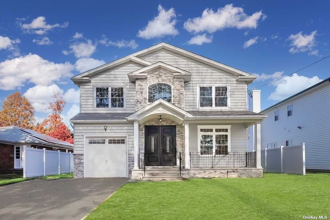 Single Family in Wantagh - Woodward  Nassau, NY 11793