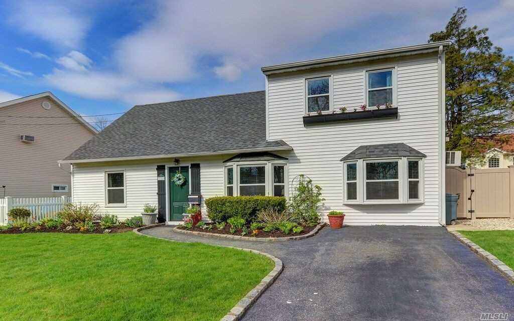 :Mint, Open Concept, Lr, Fdr, Eik; 4Bdrm, 2 Full Baths. Kitchen W/ Lg Ctr Island, Stainless Appliances, Granite Counters. 2nd Fl. Lg Master Br W/Walk-In Closet. Dual Entry Master Bath W/ Double Vanity, Soaking Tub, Sep.Glass Shower And Sep. Water Closet. New Windows & Updated Siding, Roof & Full Pvc Fencing. Resort Backyard With 16X32 Heated Igp, Hot Tub & Covered Screened Porch, Lg Amish Shed. Located In A Quiet Area Across From Preserve; .06 Mile From Lirr W/ Express To Penn