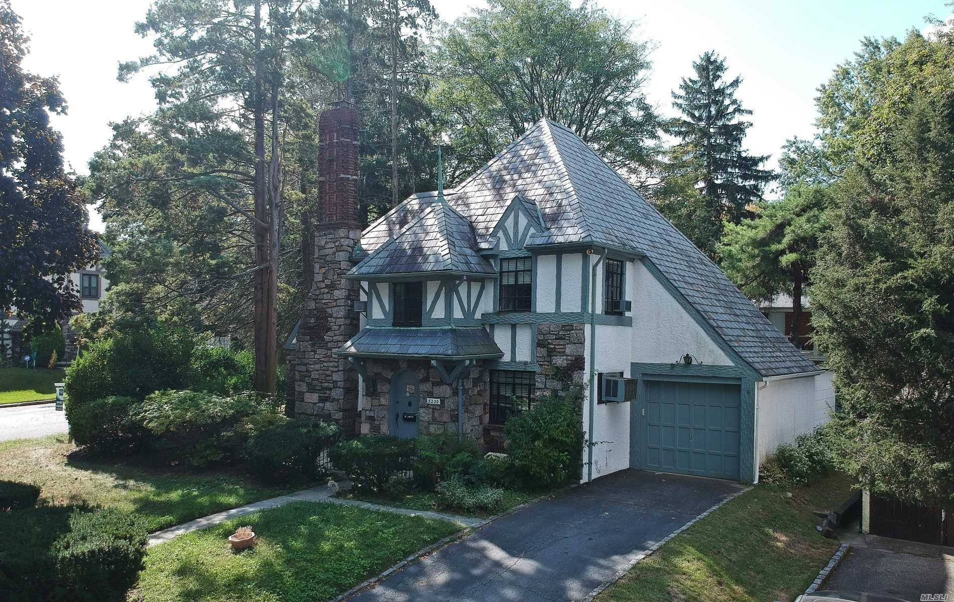 Newly Renovated Beautiful English Tudor in the heart of Little Neck. Oversized corner lot, Excellent layout with lots of character. Living rm w/wood burning frpl, formal Dining rm, separate den, large rooms throughout! Approved plans to add additional 1, 400sq ft! Conveniently located near LIRR, Bus, Shops, School & Park! SD#26. Must see!!