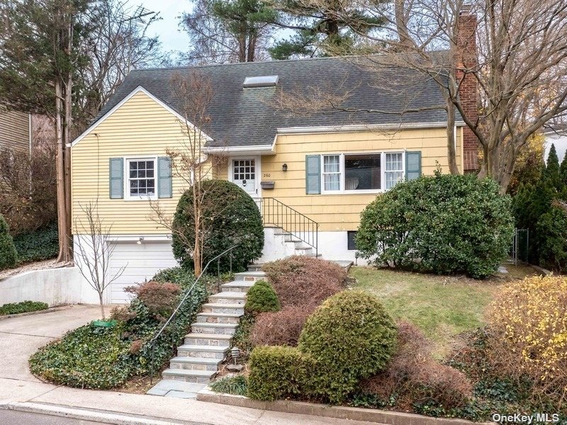 Single Family in Manhasset - Thompson Shore  Nassau, NY 11030