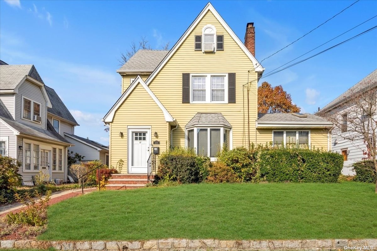 Single Family in Great Neck - Baker Hill  Nassau, NY 11023