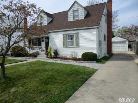 Welcome To This Mint Home! Boasting A Brand New Eat-In-Kitchen Ceramic Tiled Floor, Ss Appl And Granite Ct. New Bath, Updated 200 Amp Electric, Newer Roof, Wood Floors Thru-Out,Fin Bsemt And A Beautiful Backyard. This Home Is Ready To Move In And Enjoy. Bring Family And Friends For This Bbq Season. Don't Let This Mint Home Slip Thru Your Fingertips.