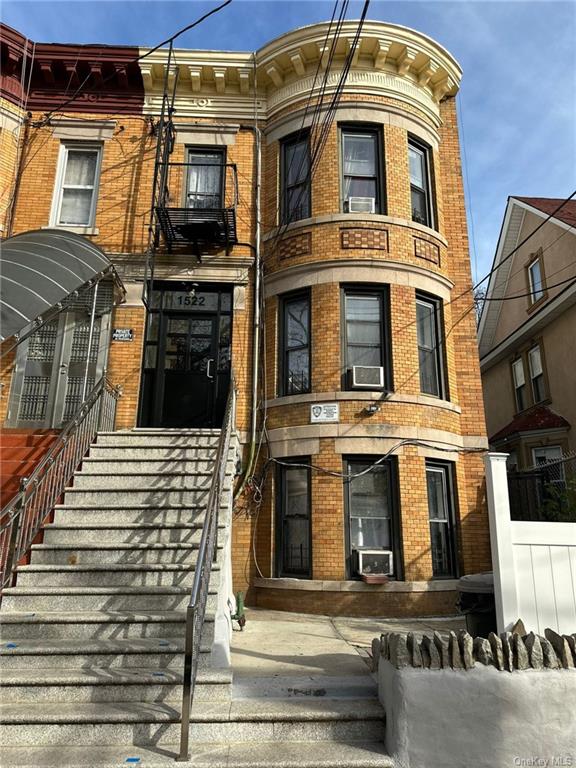 Single Family in Bronx - Overing  Bronx, NY 10461