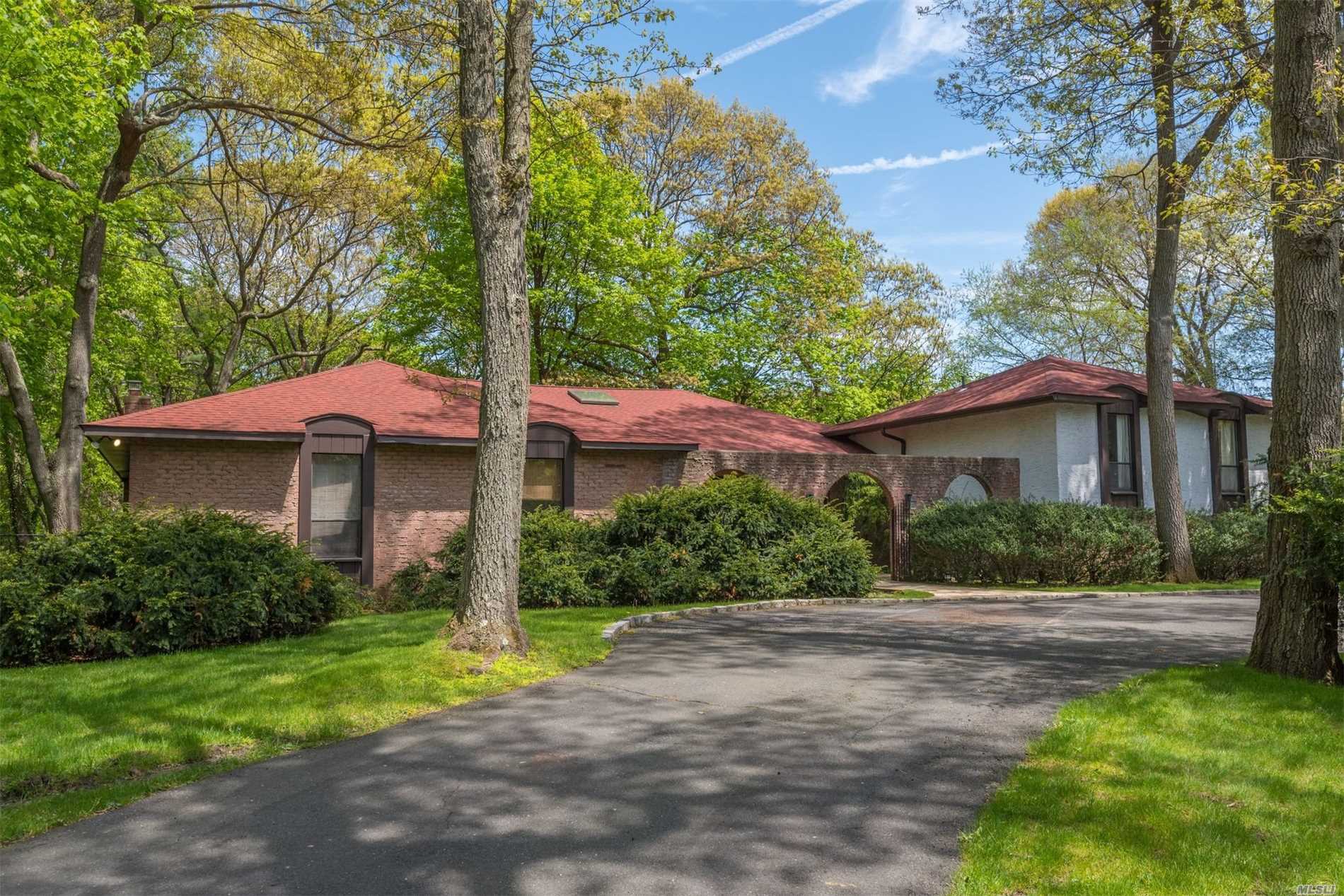 Sprawling European Courtyard Ranch On 2 Acres In The Prestigious Community Of The Hollows. Grand Entry Foyer With Spacious Living and Entertaining Layout With Separate Guest Suite. Full Walk Out Basement. 1 Yr Old Roof and Central Air Conditioning. Some Rooms Have Been Virtually Staged. This House Needs Your Personal Touch! Come See For Yourself And Make It Your Home!