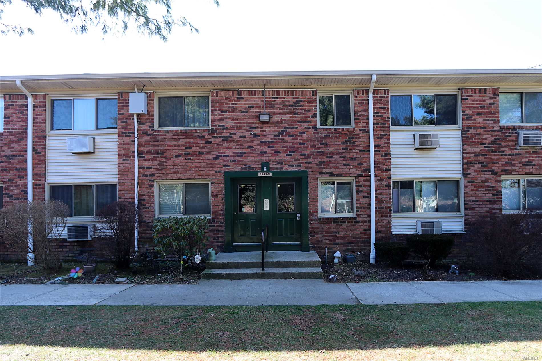 Beautiful 1 Bedroom Deluxe Ground Floor Unit In Courtyard, Wood Floors Throughout, New Solid Doors, New Windows, Ss Appliances, Granite Countertops Maintenance Incldues Gas, Water, Taxes And Ground Care..Electric Is $76.00 A Month Balance Billing Maintenance W/Star $689.13