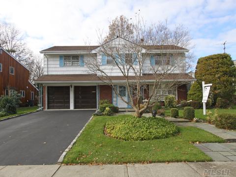 A Spacious Splanch In The Heart Of Manhasset Hills Herricks Schools . The First Floor Has A Eat-In-Kitchen And Formal Dining Room, Den With Fireplace. The Living Room Is On A Second Level . A Third Floor Has 4 Bedrooms With A Master Suite, 2.5 Baths In The House.There Is Plenty Of Closet Space The Basement Is Part Finished And 220 Amp Service And Outside Sprinkler System.