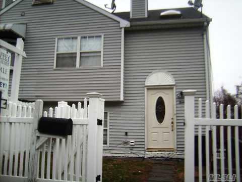 Townhouse In Glen Cove Featuring 3 Bedrms, 2 Baths. 