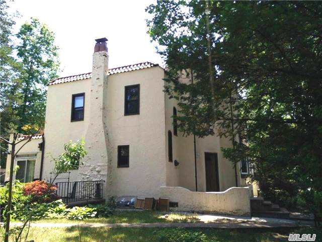 Rare Old Charm Spanish Tiled Roof Tudor Stucco Colonial On Double Lot Size. High Ceiling Entry W/ Living Rm. All Hard Wood Floor Through Out. Breath Taking Side Yard Outdoor Pleasure! Desirable Lakeville Elementary And Great Neck South School. New Power Wash & Fresh Brush Paint On Exterior!