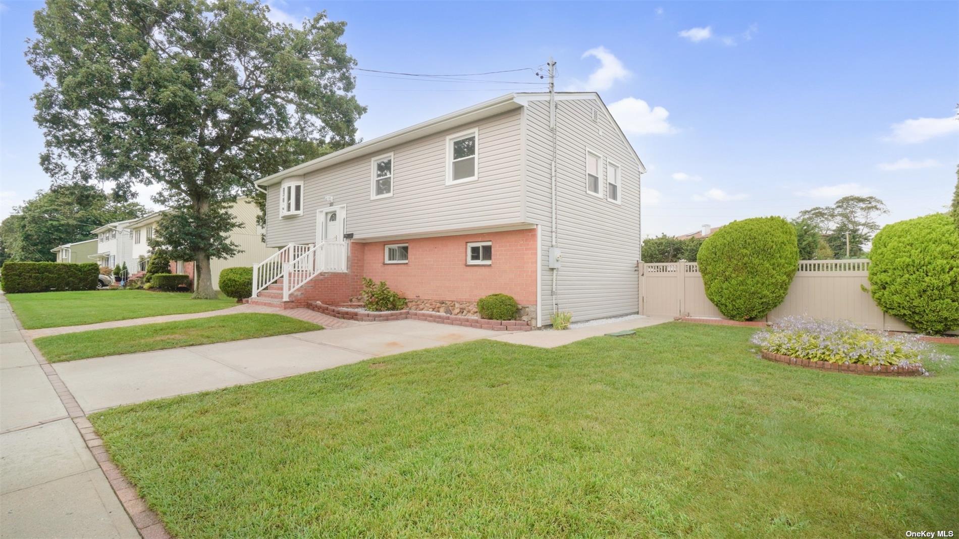 Single Family in Lindenhurst - Putnam  Suffolk, NY 11757