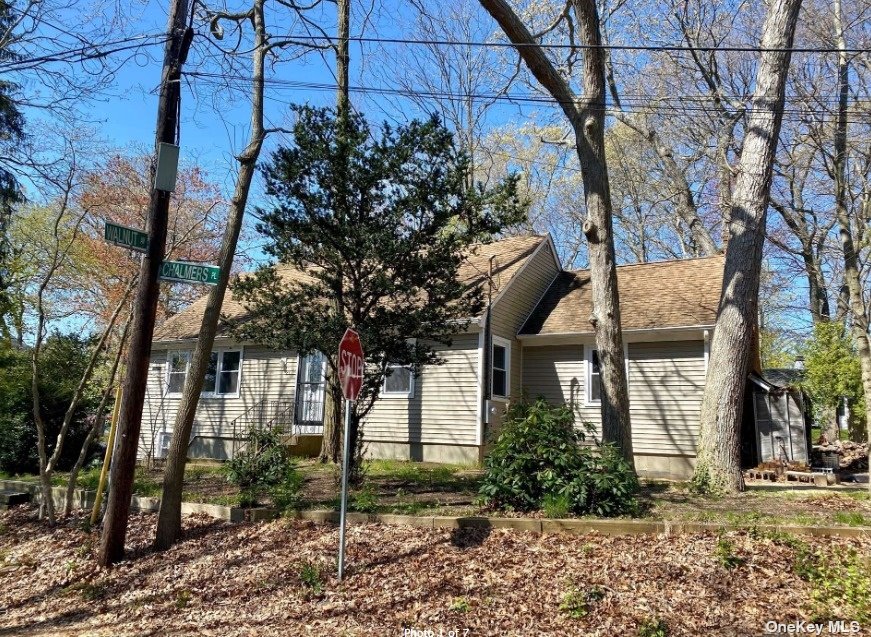 Single Family in Stony Brook - Walnut  Suffolk, NY 11790