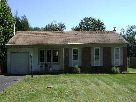 Mint 3 Br Ranch Large Yard Owner Paiting Small Repares Home Is Short Sale.Close To Lie, Lirr, Shopping, Restaurants And Much More.