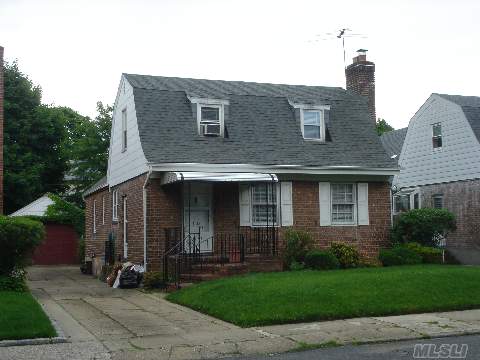 Charming Wide Line Cape In Prime Location. Lovely Quiet Block. Walking Distance To School, Bus And Shops