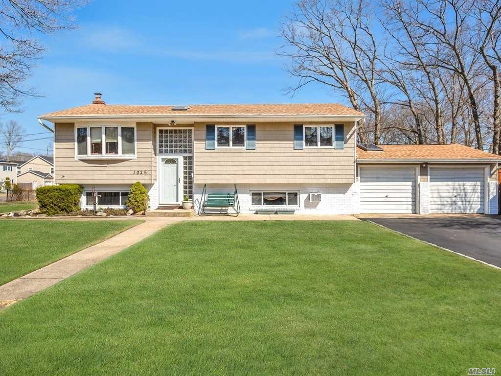 Open Floor Plan W/ Oak Floors, 16 x 24. Semi- In Ground Pool, Hot Tub Room W/ Vaulted Ceilings. Central Air, Poss M/D With Proper Permits Extended Garage. West Islip School District