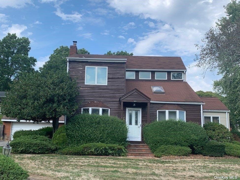 Single Family in Dix Hills - Concord  Suffolk, NY 11746