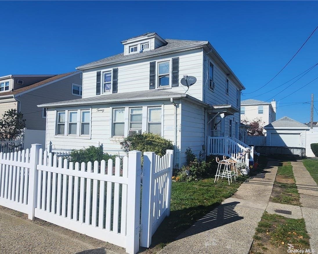 Two Family in Island Park - Warwick  Nassau, NY 11558