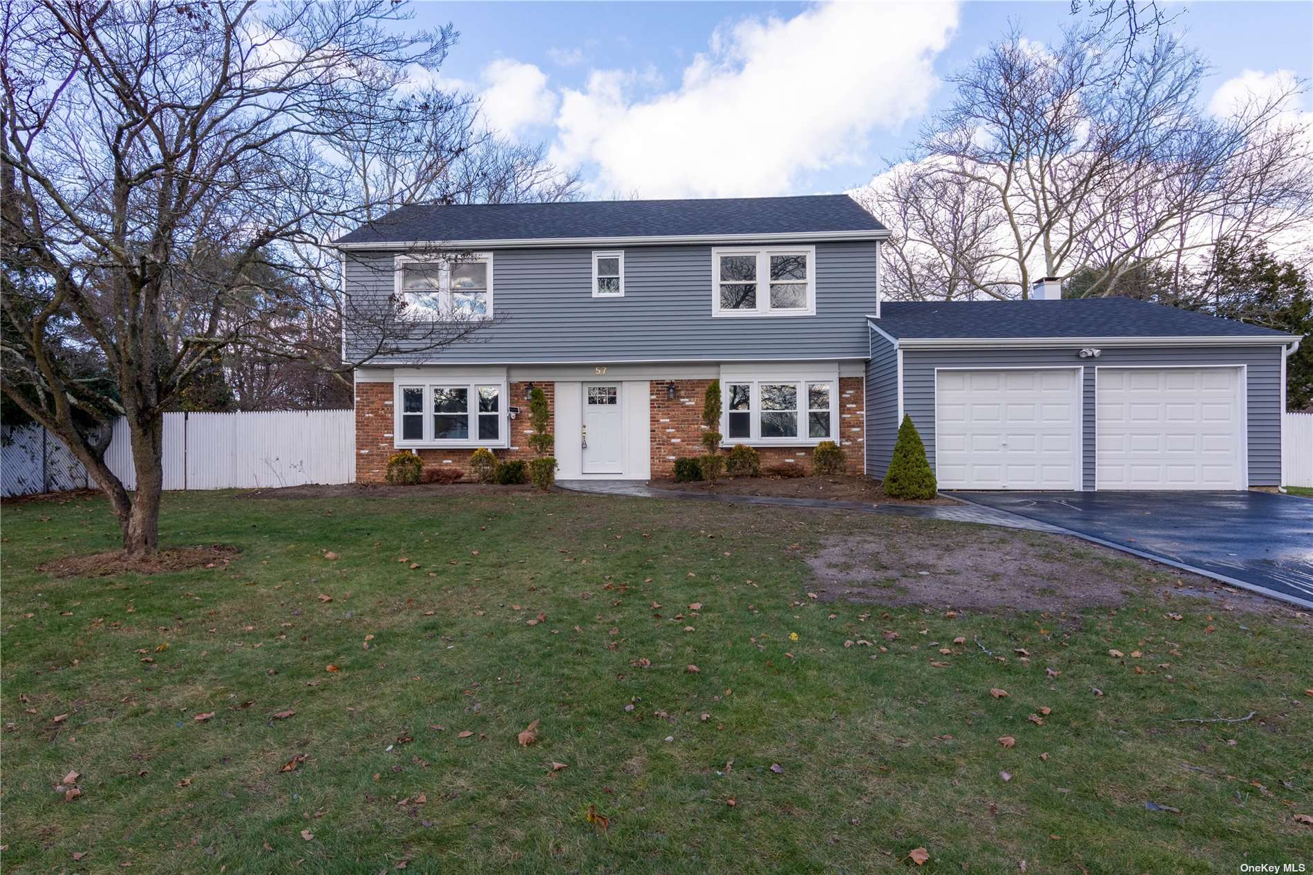 Single Family in Lake Grove - Twisting  Suffolk, NY 11755