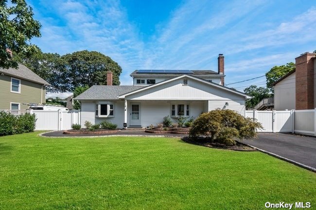 Single Family in East Islip - Woodland  Suffolk, NY 11730