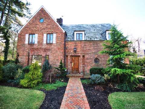 Kensington Beauty! 1930'S Brick C H Col. Beautifully Renovated To Compliment Today's Lifestyle. Situated On Beautiful Flat Property, Attention Has Been Paid To Every Detail Using Only Finest Materials. Radiant Floors, Prof. Landscaping, New Paver Drive, Sprinkler, Too Many Xtras To Describe. Private Police,Pool. Near Town,R R & Worship. Don't Miss This Special Opportunity!