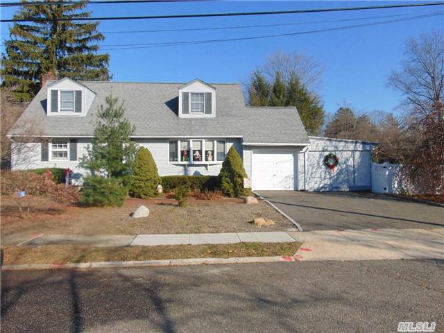 North Syosset Center Hall Cape On A Quiet Cul-De-Sac. 8 Min. Walk To Syosset Train. 4 Large Brs, 2 Full Baths, 1, 000Sq.Ft Bsmt, Updated Kitchen, Hw Flrs, Cac, Newer Windows, Newer Roof, Private Porch, Fenced Yard. Syosset Sd, Village Elem/Southwoods Ms, Gas Hook-Up 200 Ft.Away. Tax Grievance In Process.