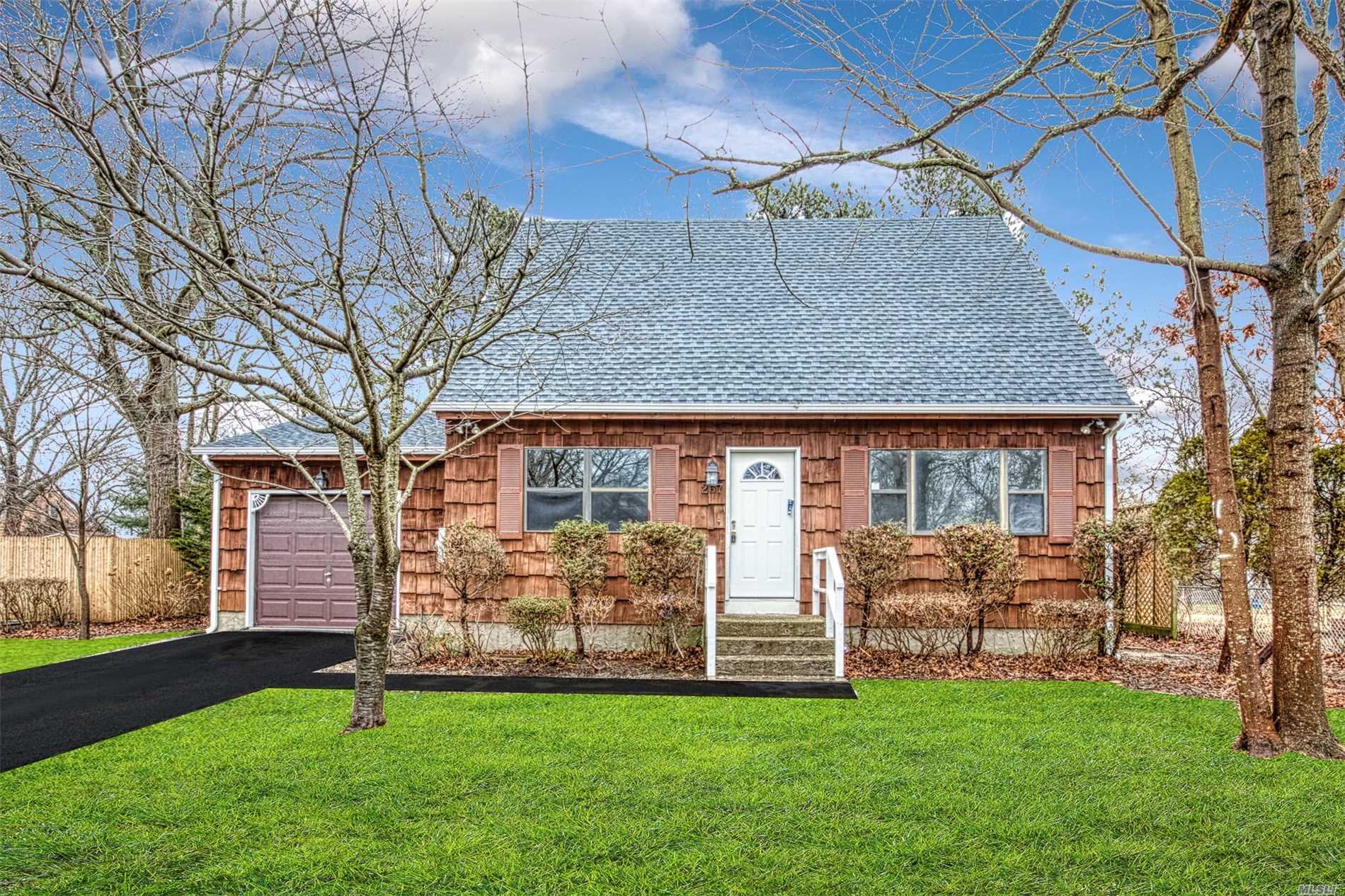 Welcome Home! Move Right In To This 3 Bedroom 1.5Bth Cape Located In Desirable Manorville School District. Home Boasts Brand New Kitchen W/Granite Counter Tops. Glass Tile Back Splash, New Stainless Steel Appliances, Fresh Carpet And Paint, New Roof And Gutters. Don't Let This One Pass You By! Schedule A Showing Asap!