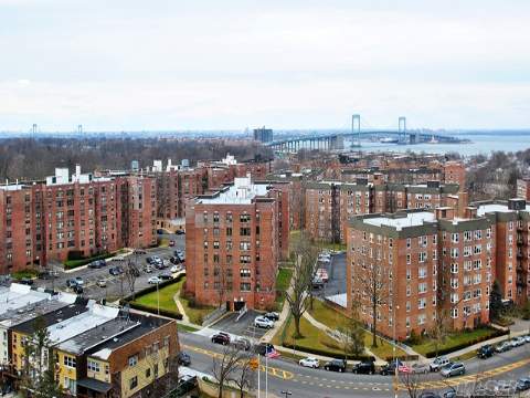 Great Investment Opportunity/Tenant Occupied. Designer Renovations In This One Bedroom/Bath Unit With A Terrace. Spectacular Bridge And Water Views. Over 75K In Renovations. Gated Community, Doorman & Concierge, Health & Fitness Center, Tennis, Restaurant, Dry Cleaners, Beauty Salon.