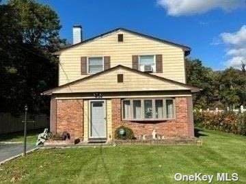 Single Family in Islip Terrace - Amityville  Suffolk, NY 11752