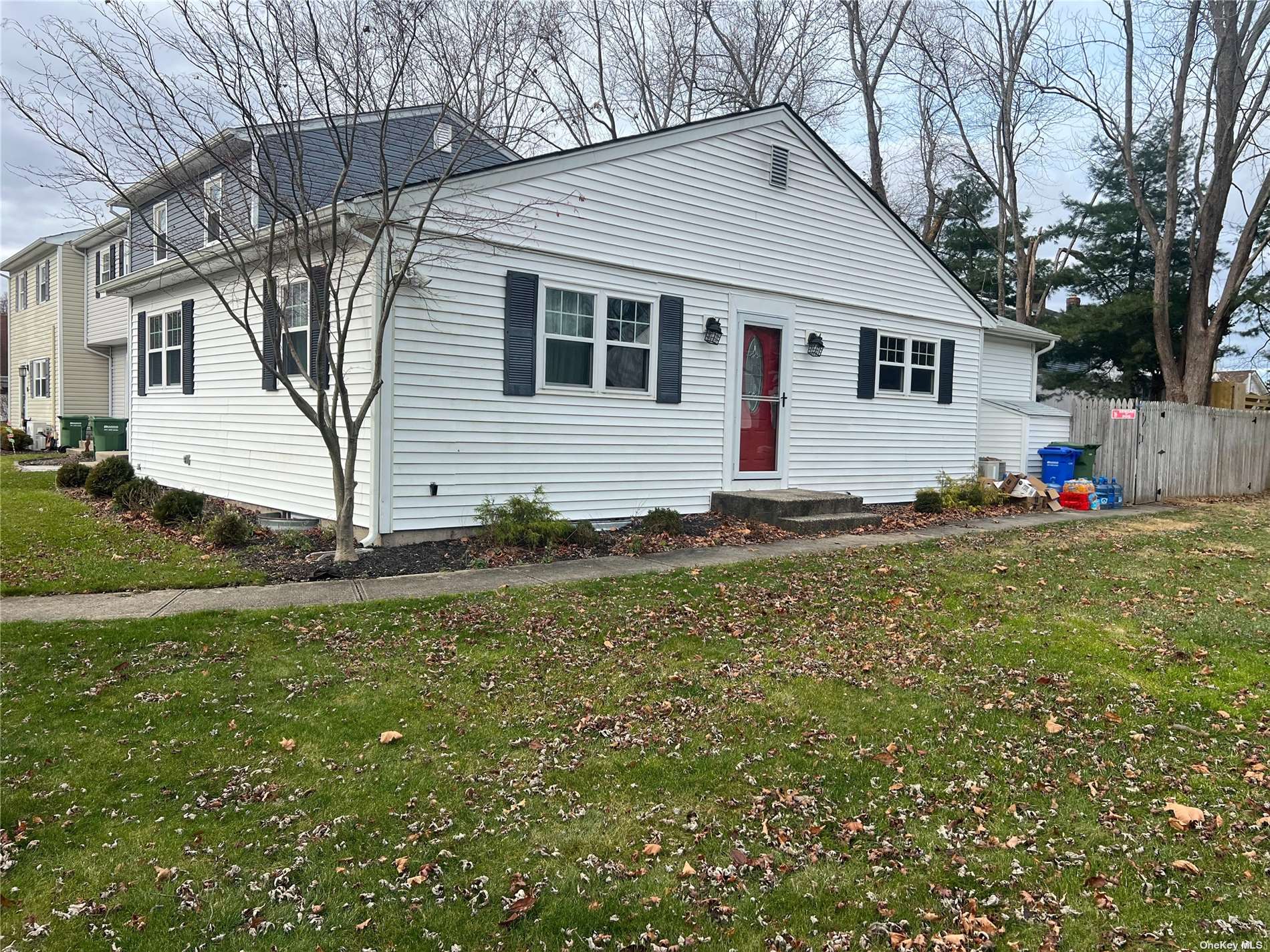 House in Coram - Federal  Suffolk, NY 11727