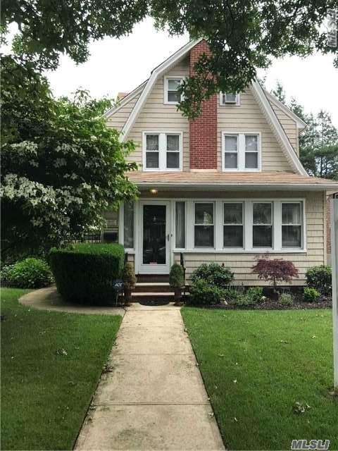 Lr, Fdr, Eik, 2 Full Baths, 2 Half Baths, 5 Brs And Full Basement